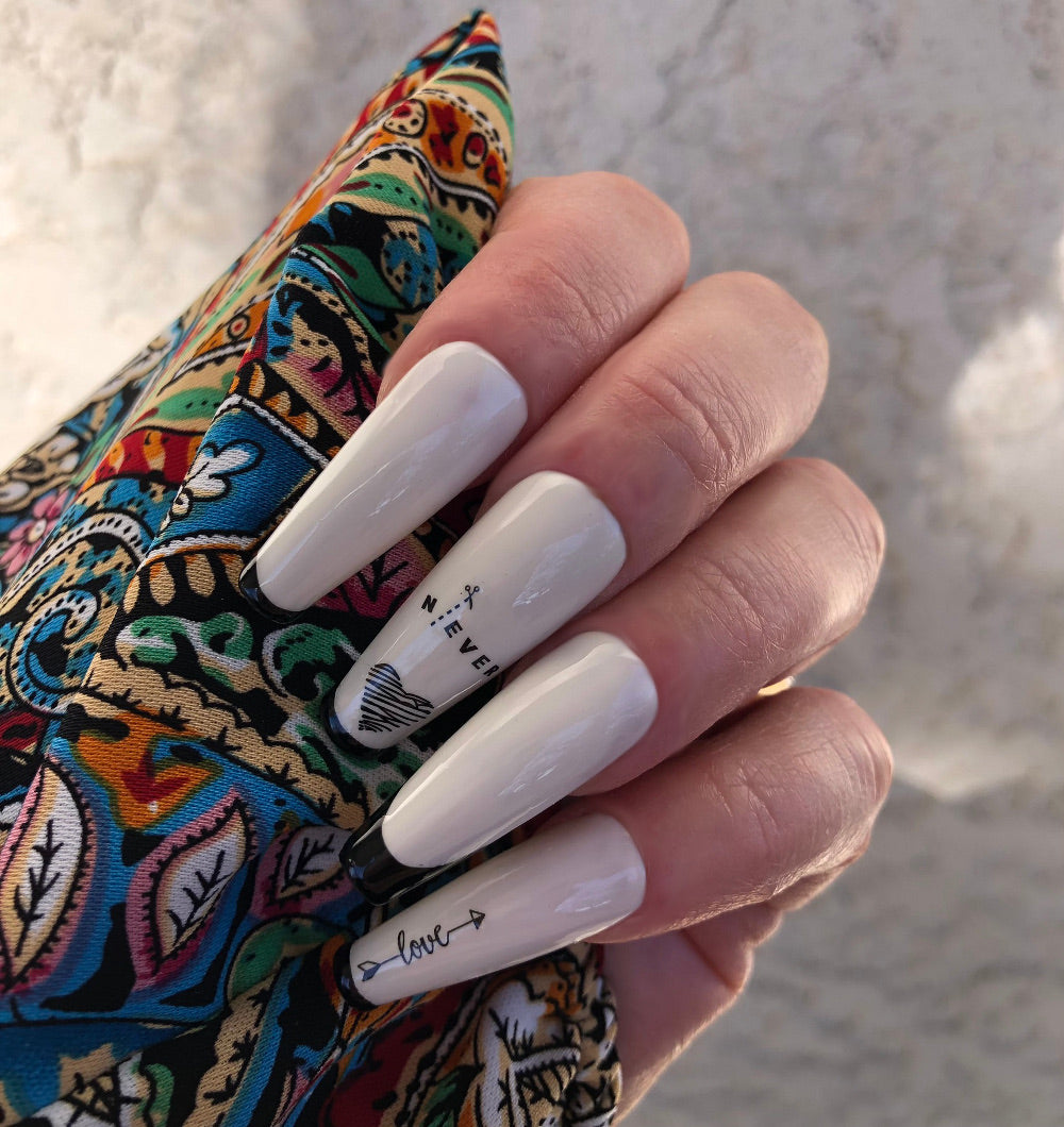 faux-ongles-blancs-french-manucure-noire-coeur-et-tags-never-love-5