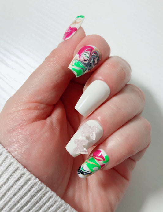 faux-ongles-blancs-marbre-rose-vert-noir-or-papillons-3D-1
