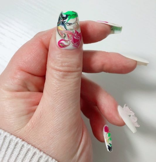faux-ongles-blancs-marbre-rose-vert-noir-or-papillons-3D-2