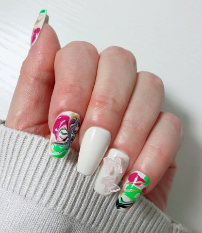 faux-ongles-blancs-marbre-rose-vert-noir-or-papillons-3D-3