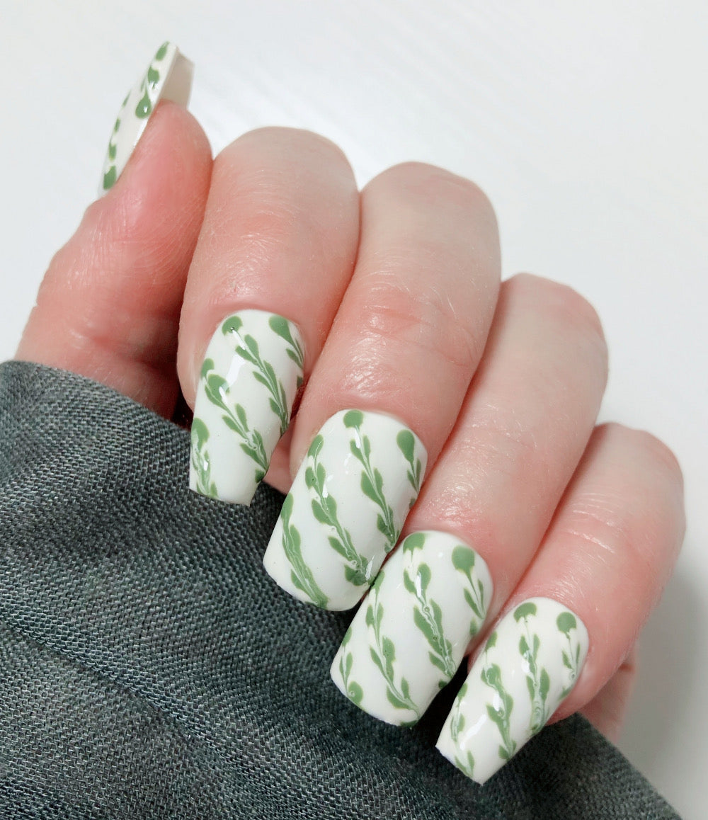 faux-ongles-blancs-nappage-vert-1