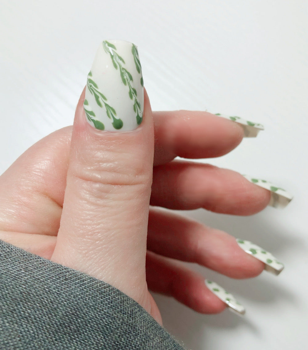 faux-ongles-blancs-nappage-vert-2