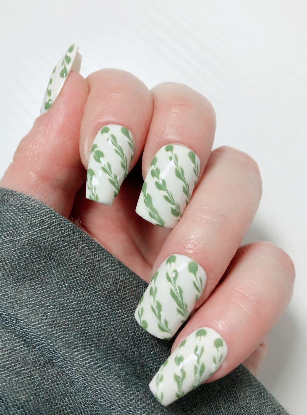 faux-ongles-blancs-nappage-vert-3