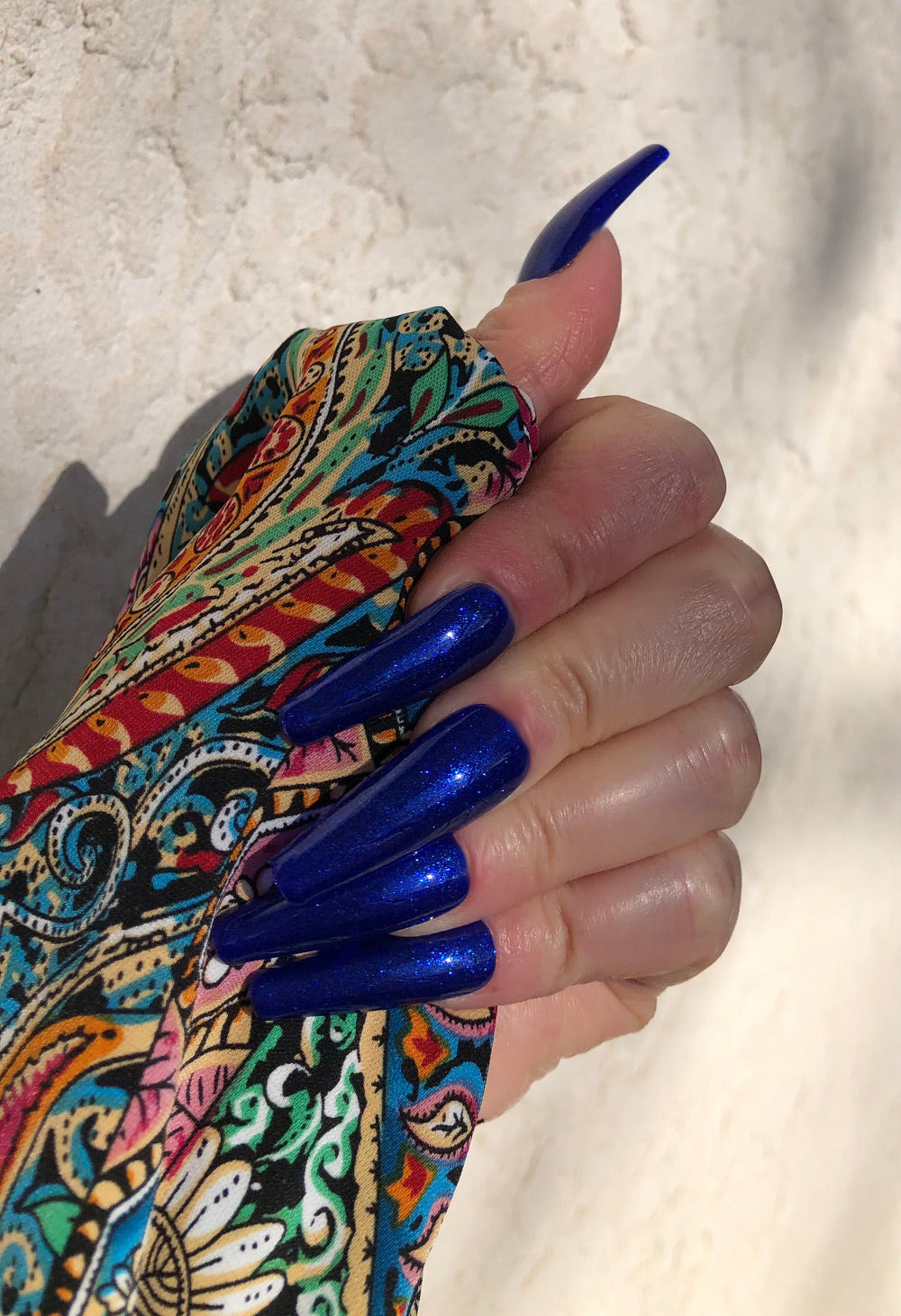 faux-ongles-bleu-roi-scintillant-1