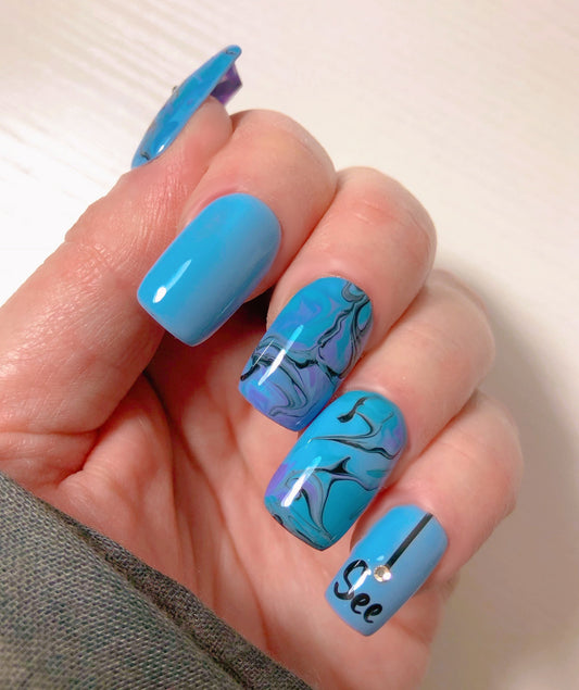 faux-ongles-bleus-violet-marbre-strass-2