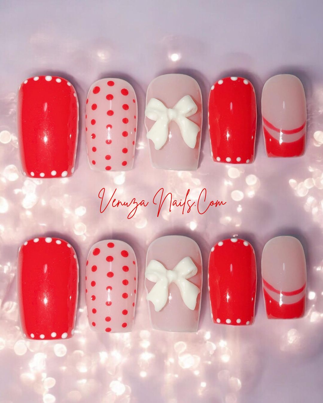 Ensemble de press-on nails rouges et nude décorés de pois blancs, de french rouges et d’un nœud 3D blanc, présenté avec un fond lumineux et festif