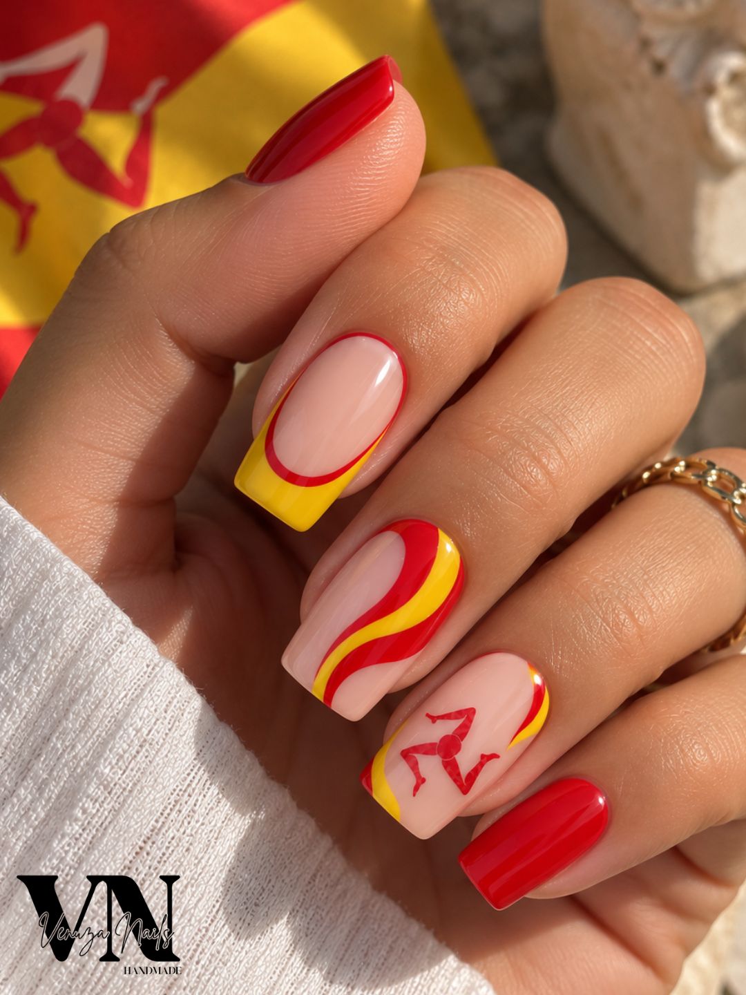 Press on nails Sicilian rouge jaune et nude inspirés de la Sicile, nail art artisanal Venuza Nails