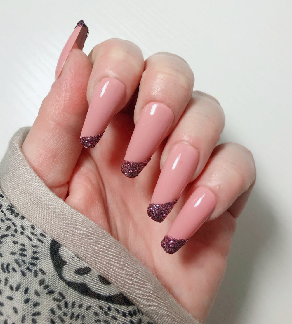 faux-ongles-french-asymetrique-rose-paillette-1