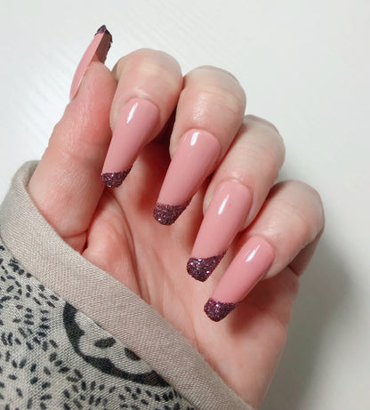 faux-ongles-french-asymetrique-rose-paillette-1