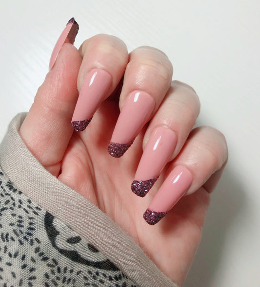 faux-ongles-french-asymetrique-rose-paillette-1