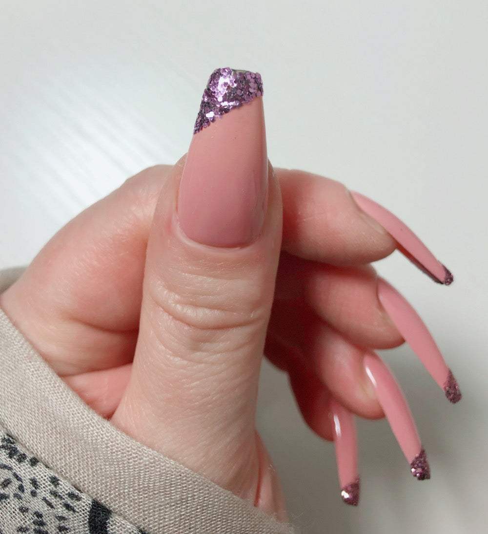 faux-ongles-french-asymetrique-rose-paillette-2
