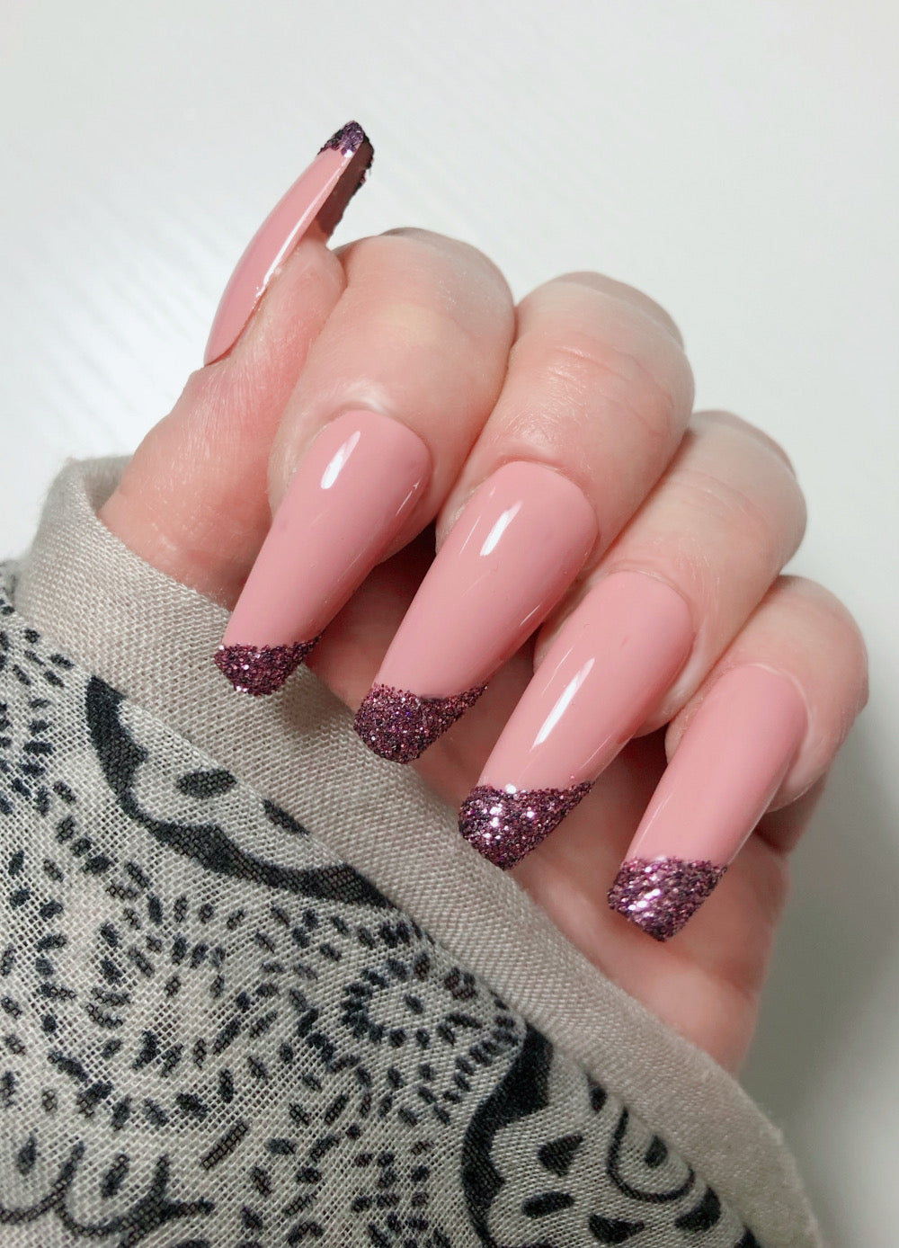 faux-ongles-french-asymetrique-rose-paillette-3