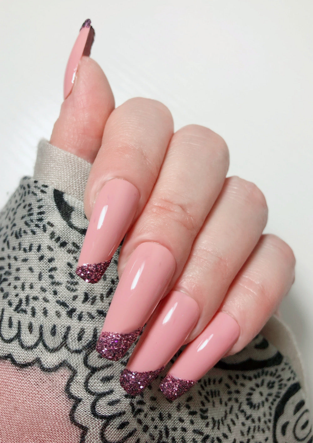 faux-ongles-french-asymetrique-rose-paillette-4