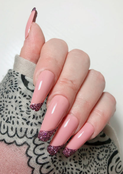 faux-ongles-french-asymetrique-rose-paillette-4