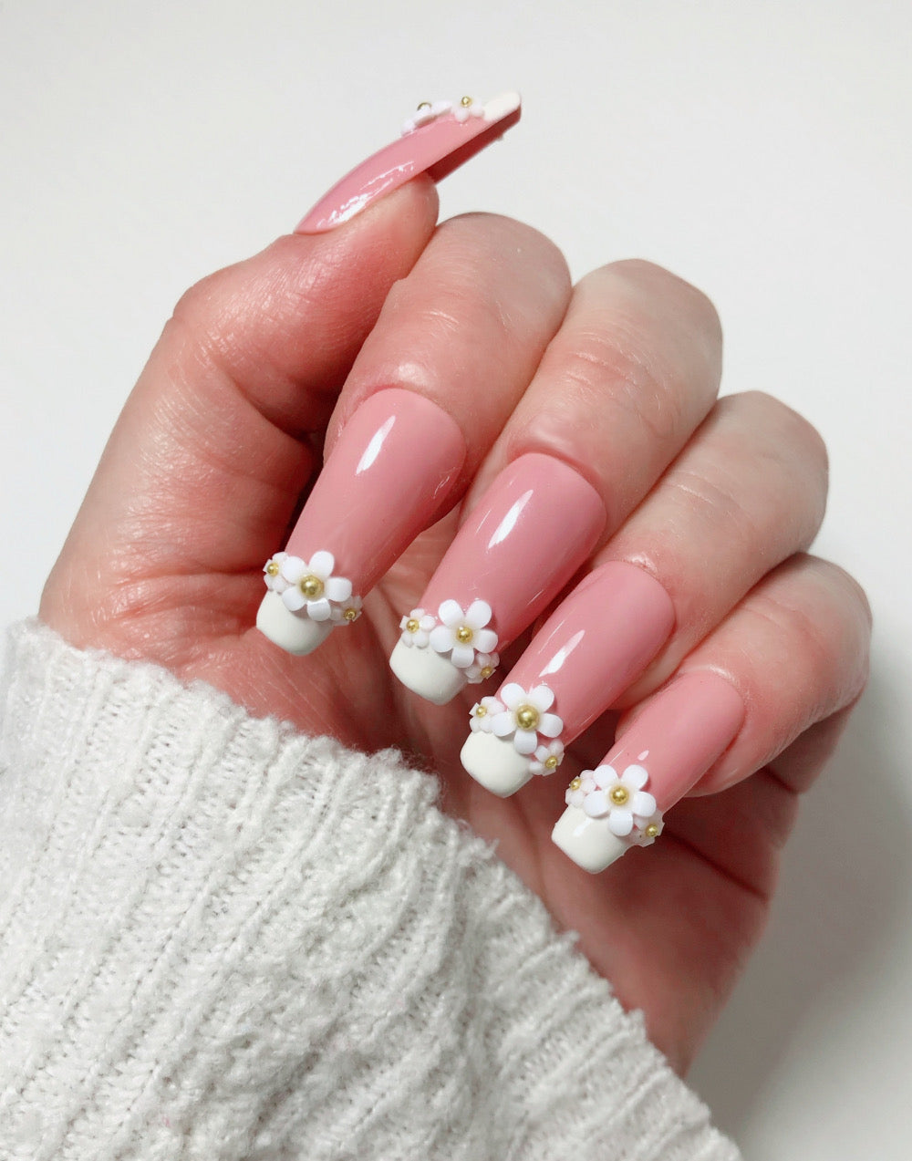 faux-ongles-french-fleurs-blanches-3D-perle-or-1