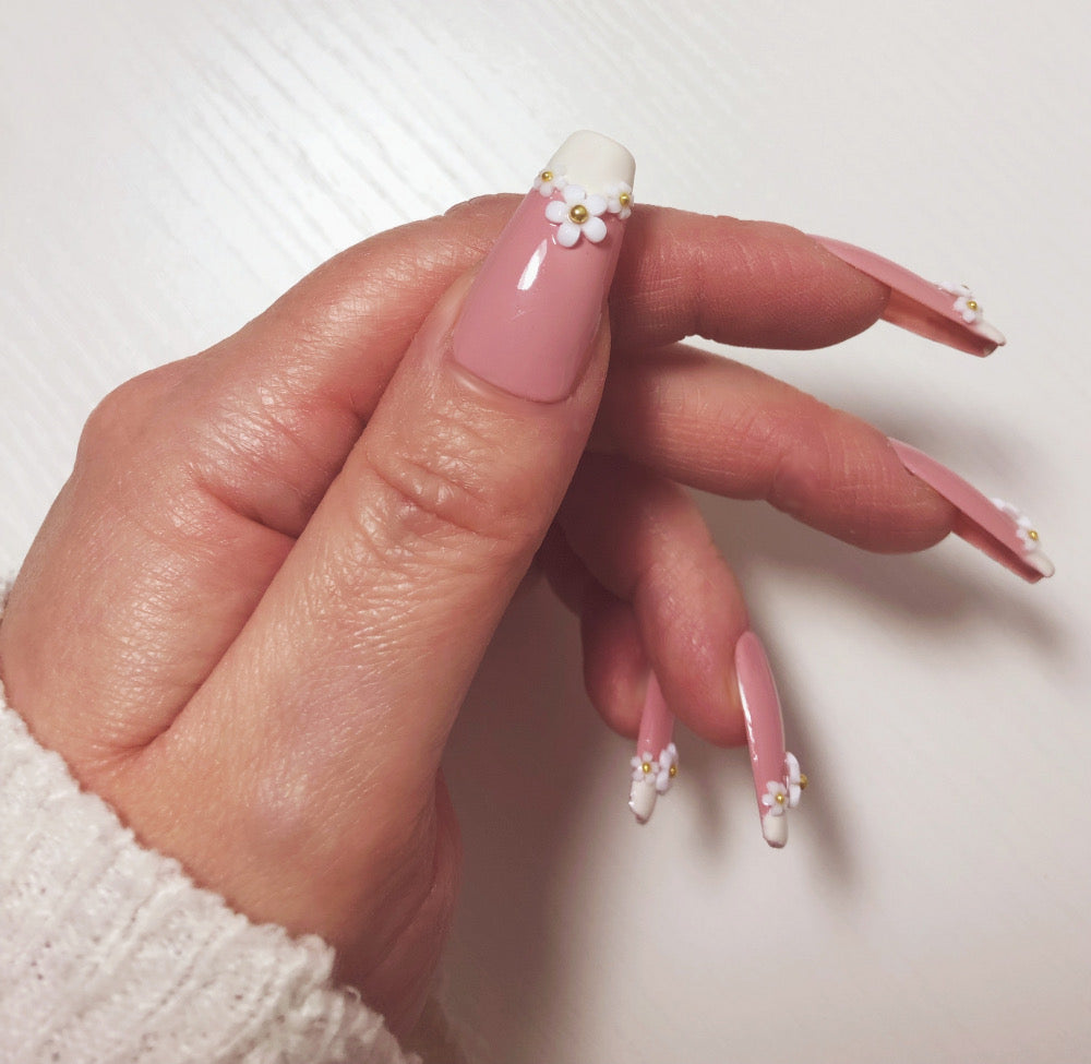 faux-ongles-french-fleurs-blanches-3D-perle-or-2