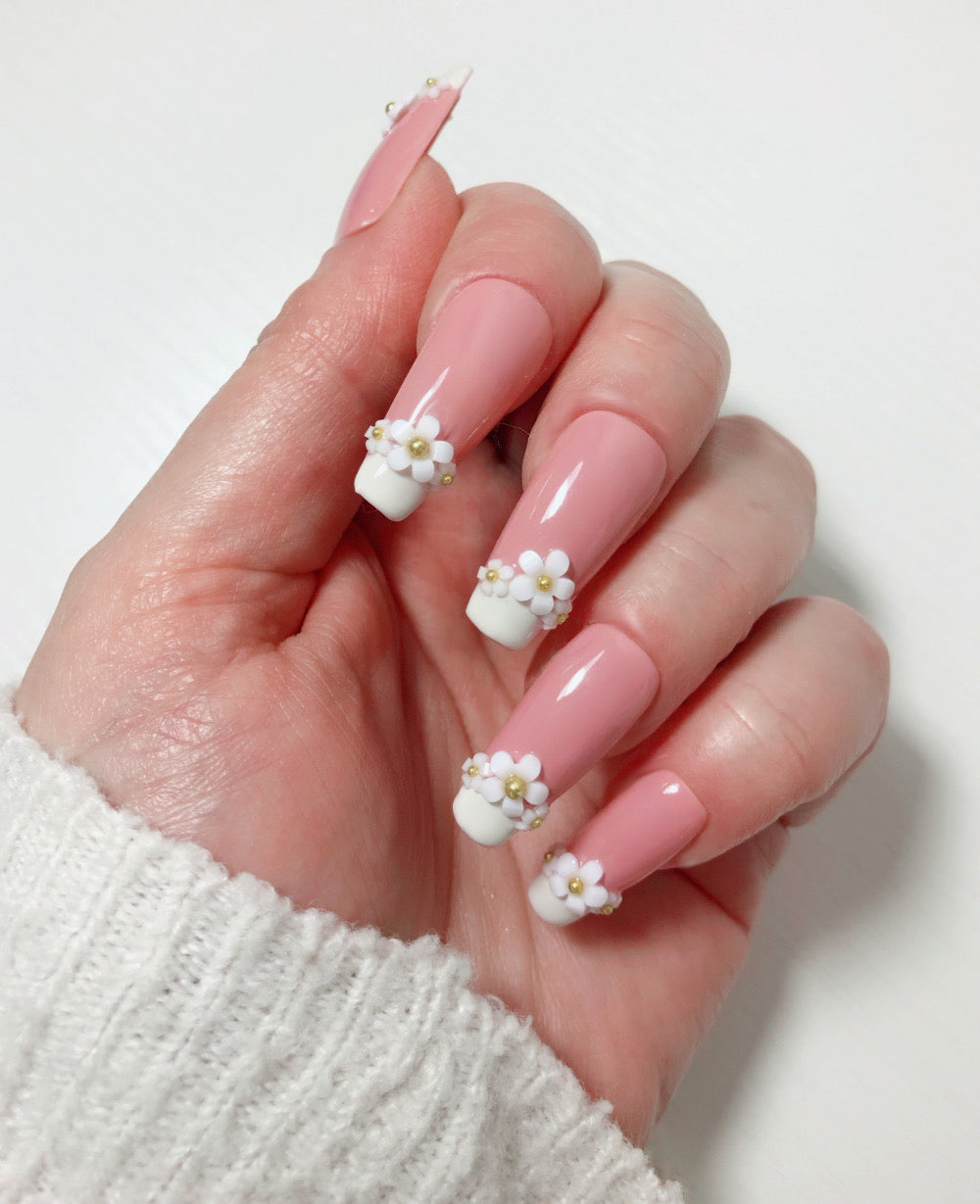 faux-ongles-french-fleurs-blanches-3D-perle-or-3