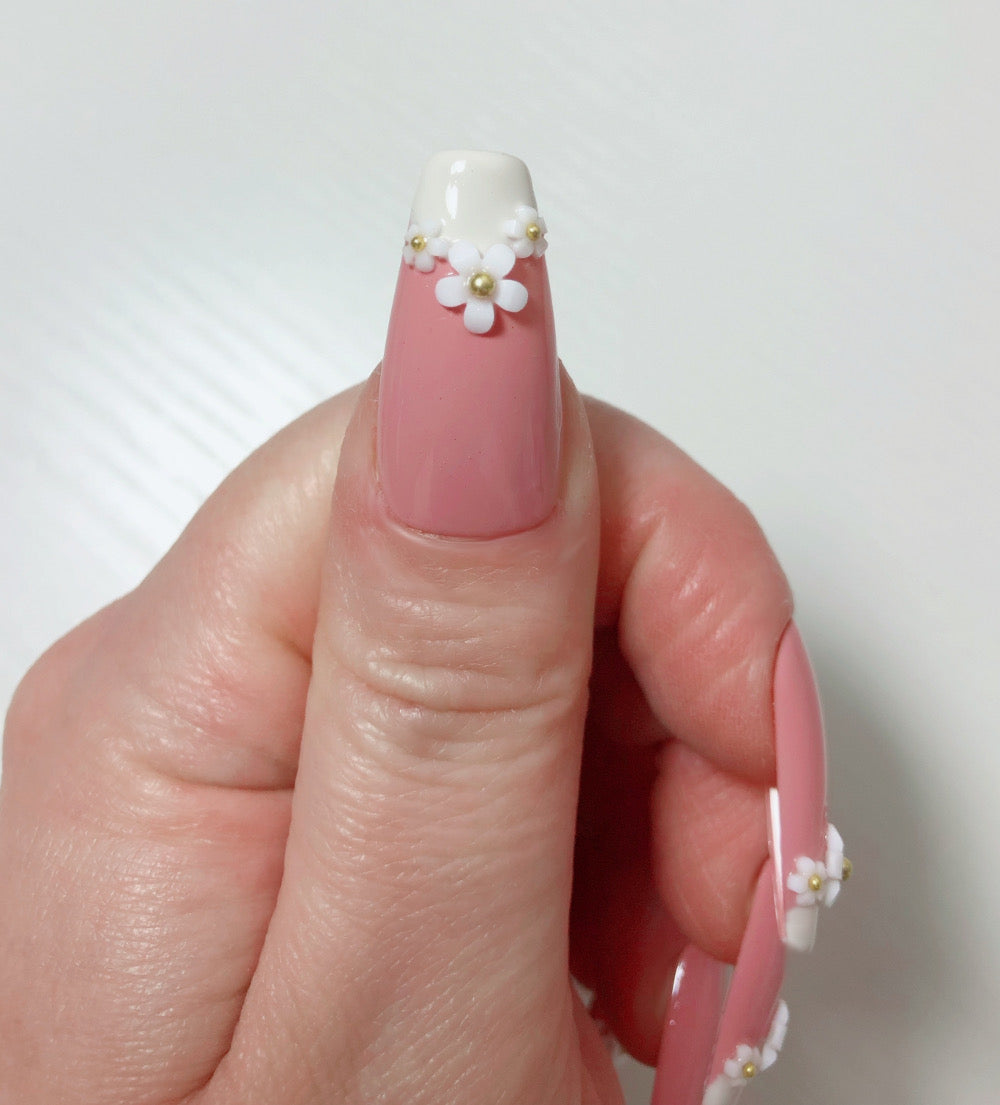 faux-ongles-french-fleurs-blanches-3D-perle-or-4