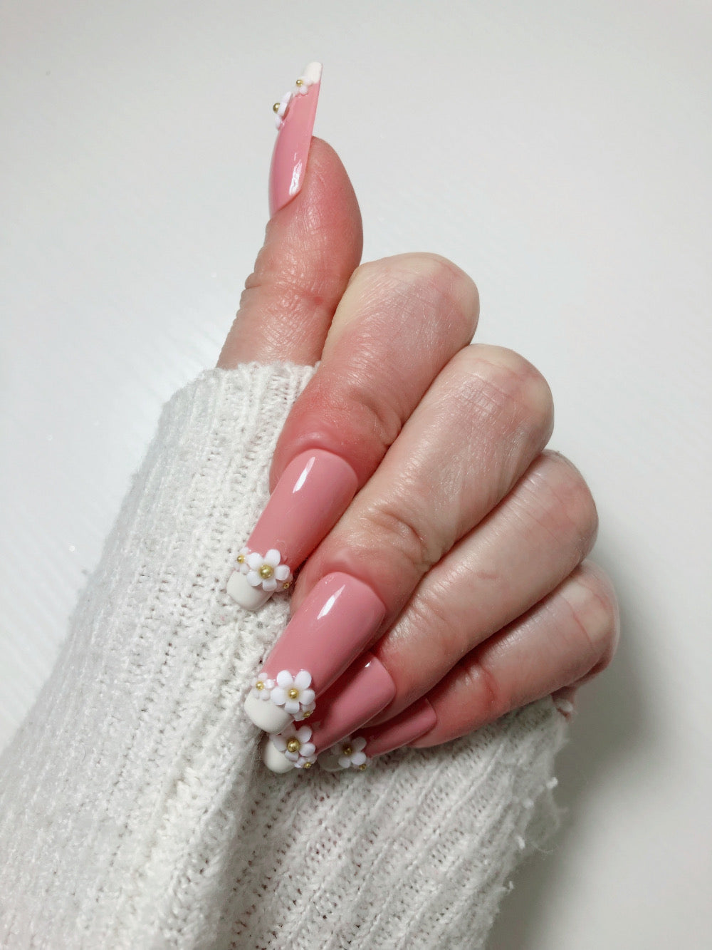 faux-ongles-french-fleurs-blanches-3D-perle-or-5