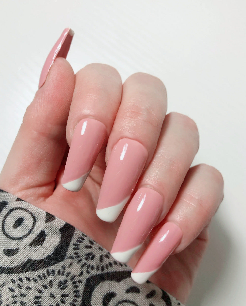 faux-ongles-french-manucure-asymetrique-1