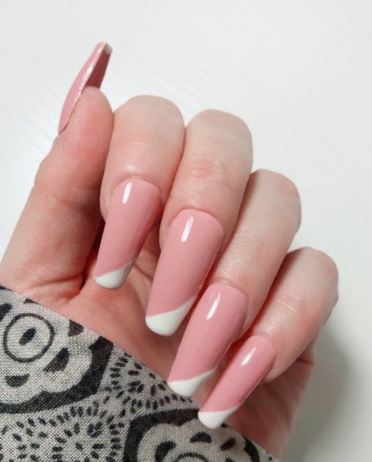 faux-ongles-french-manucure-asymetrique-1
