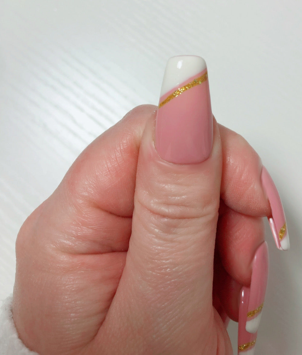 faux-ongles-french-manucure-asymetrique-ligne-or-2