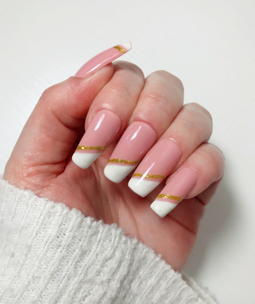 faux-ongles-french-manucure-asymetrique-ligne-or-3