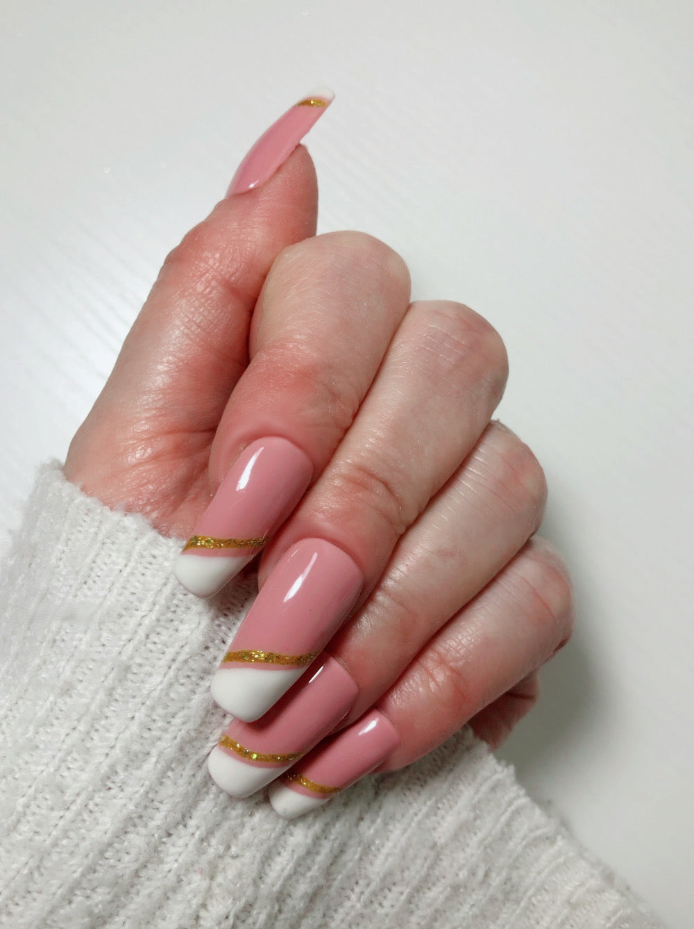faux-ongles-french-manucure-asymetrique-ligne-or-4