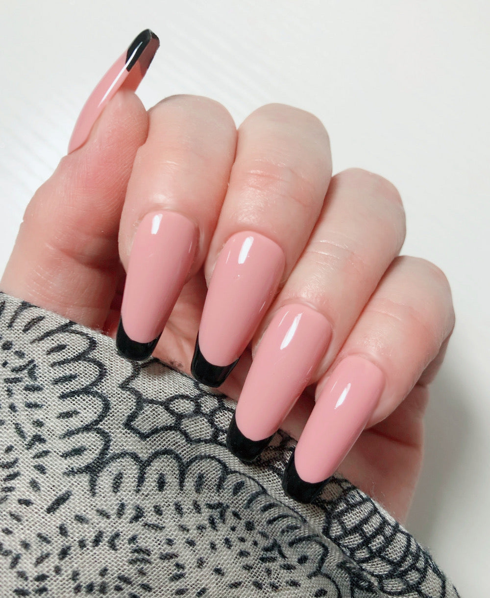 faux-ongles-french-manucure-noire-arrondie-1