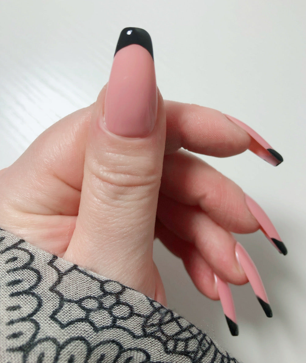 faux-ongles-french-manucure-noire-arrondie-2
