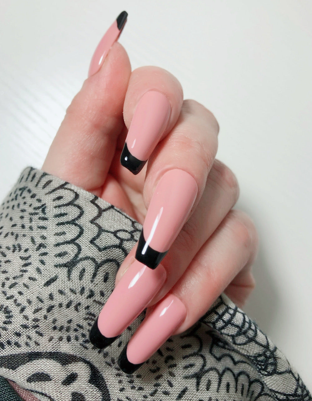 faux-ongles-french-manucure-noire-arrondie-3