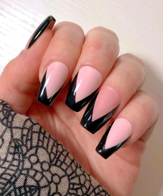 faux-ongles-french-manucure-noire-pointue-1