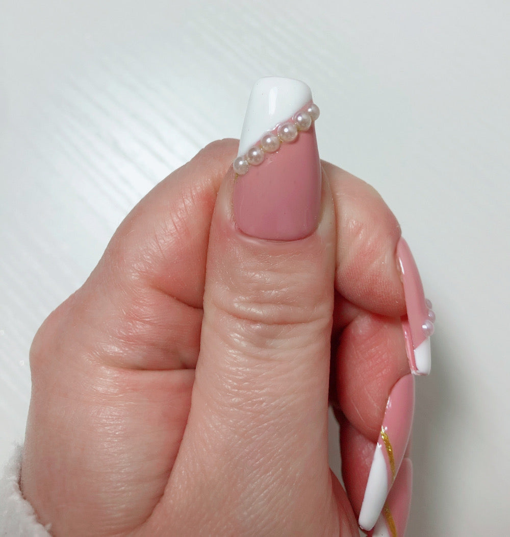 faux-ongles-french-manucure-pointue-or-perles-2