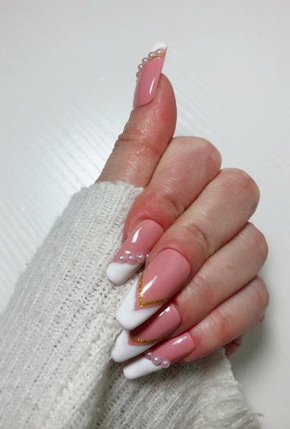 faux-ongles-french-manucure-pointue-or-perles-4