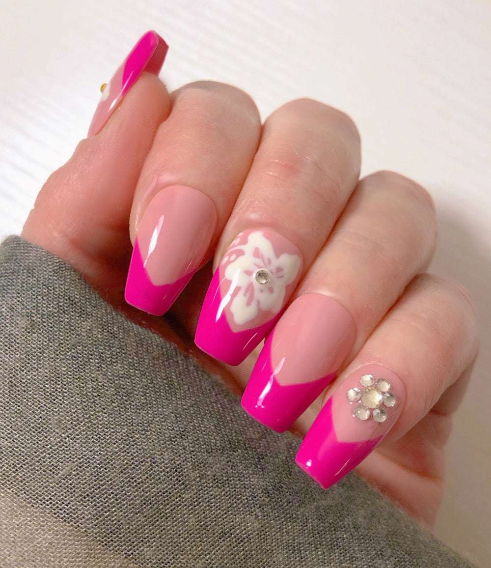 faux-ongles-french-manucure-rose-fleur-blanche-strass-3
