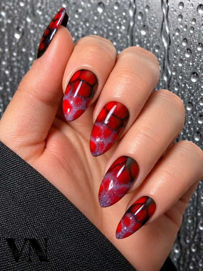Faux ongles press-on Maléfique rouge et noir, nail art effet marbré, forme amande, Venuza Nails