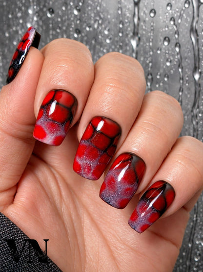 Faux ongles press-on Maléfique rouge et noir, nail art effet marbré, forme carrée, Venuza Nails