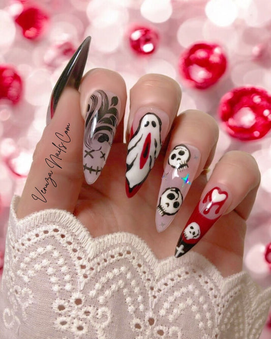 Boo! 🎃 Nos press-on nails  Kiss the Ghost” sont là pour hanter vos looks d’Halloween.
Entre baisers dark 💋, crânes 💀 et fantômes iconiques 👻, vous serez la star de toutes les soirées effrayantes.