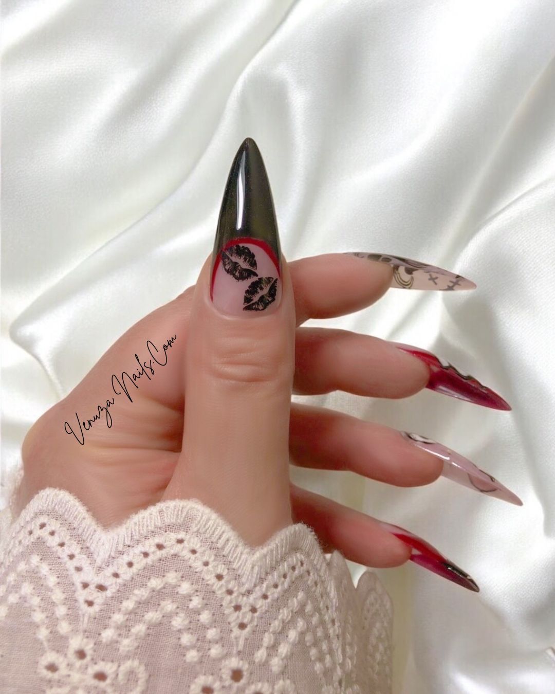 main de femme portant un set de press on nails pour halloween, design de fantomes hurlants, de cranes sur fond nude avec étoiles holographiques, french rouges et noires avec coeurs sanglants, et bouches sexy et noires sur une french noire.