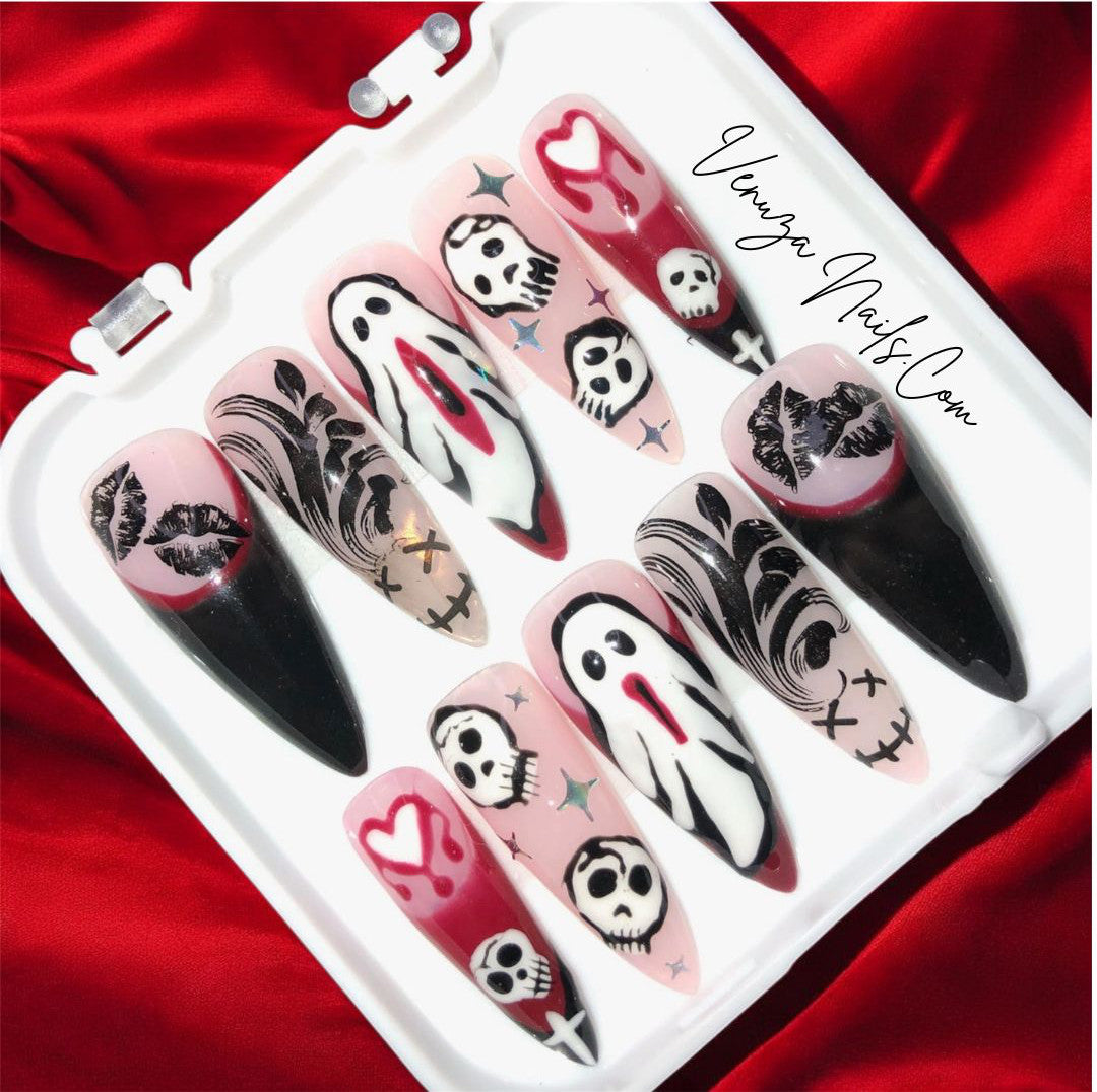set de press on nails pour halloween, design de fantomes hurlants, de cranes sur fond nude avec étoiles holographiques, french rouges et noires avec coeurs sanglants, et bouches sexy et noires sur une french noire.