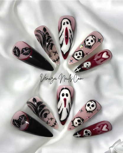 set de press on nails pour halloween, design de fantomes hurlants, de cranes sur fond nude avec étoiles holographiques, french rouges et noires avec coeurs sanglants, et bouches sexy et noires sur une french noire.