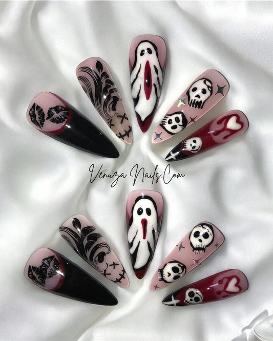 set de press on nails pour halloween, design de fantomes hurlants, de cranes sur fond nude avec étoiles holographiques, french rouges et noires avec coeurs sanglants, et bouches sexy et noires sur une french noire.