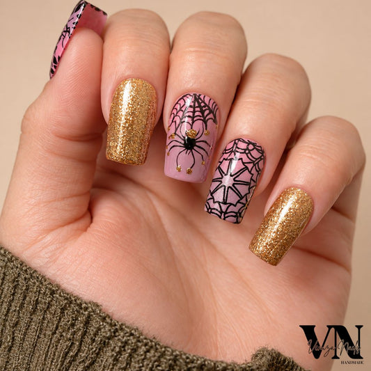 Pose de faux ongles Halloween Spidery rose, toile d’araignée et paillettes dorées