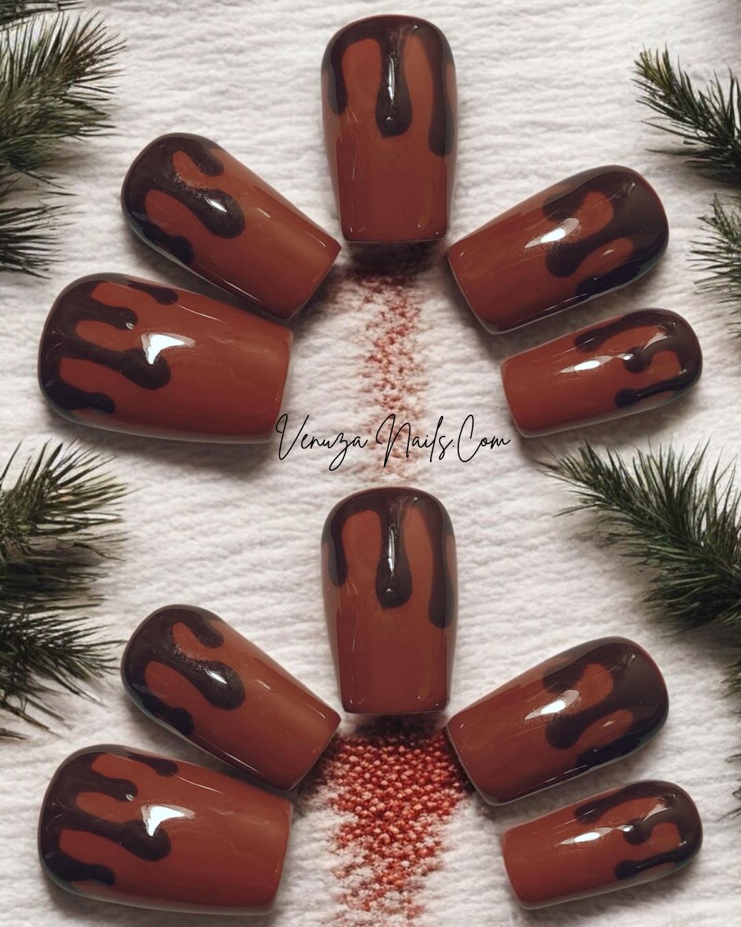 Set de 10 press-on nails marron chocolat inspirés du cacao fondant, présentés sur un fond naturel et boisé pour une ambiance automnale chic et chaleureuse.