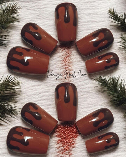 Set de 10 press-on nails marron chocolat inspirés du cacao fondant, présentés sur un fond naturel et boisé pour une ambiance automnale chic et chaleureuse.