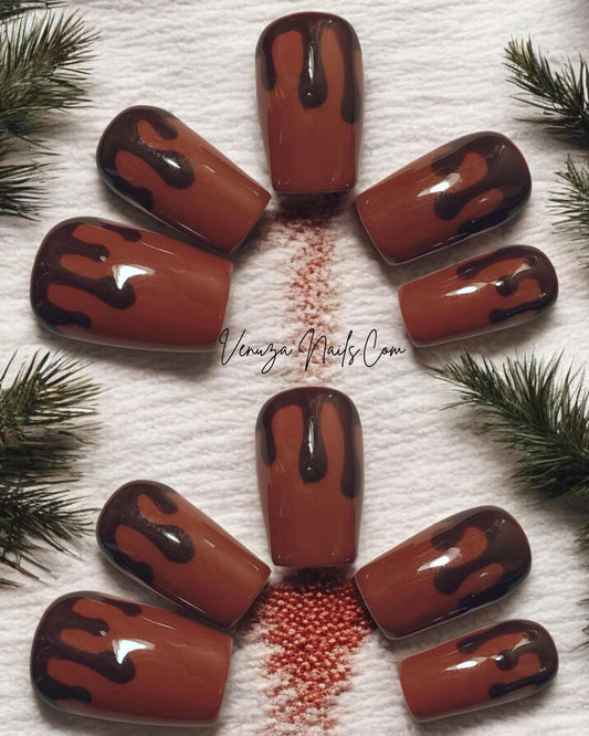 Set de 10 press-on nails marron chocolat inspirés du cacao fondant, présentés sur un fond naturel et boisé pour une ambiance automnale chic et chaleureuse.