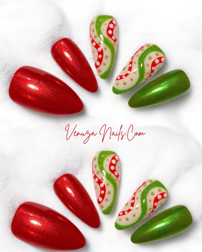 Press-on nails Festiva – un mélange raffiné entre l’Italie et l’esprit de Noël.
Rouge profond, vert scintillant et touches dorées pour un look festif, élégant et ultra-féminin.