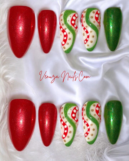 Press-on nails Festiva – un mélange raffiné entre l’Italie et l’esprit de Noël.
Rouge profond, vert scintillant et touches dorées pour un look festif, élégant et ultra-féminin.