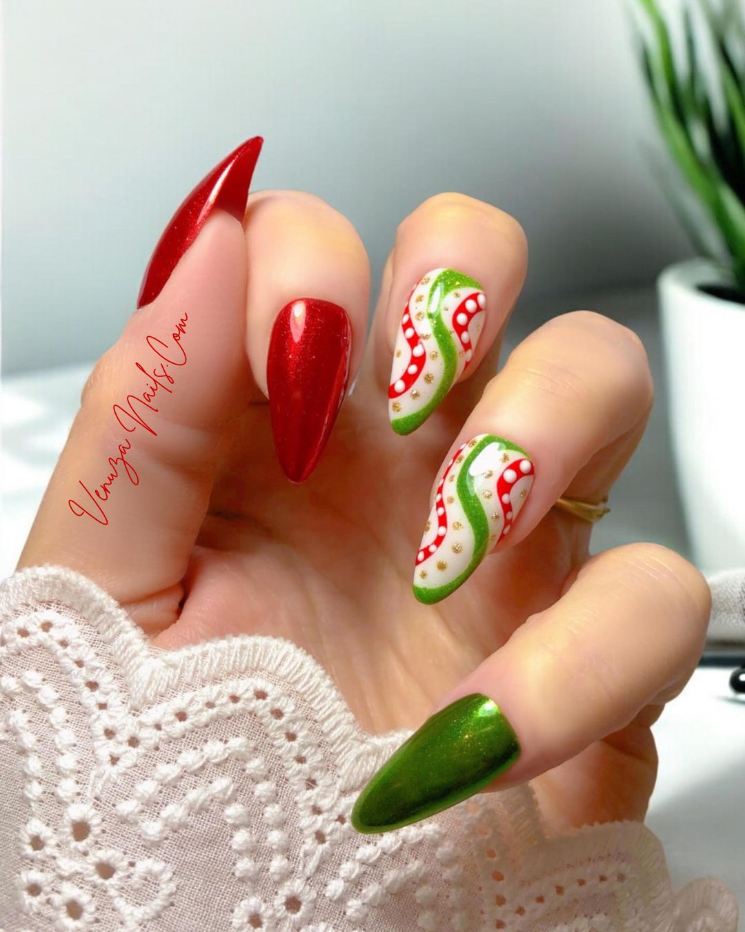 Press-on nails Festiva – un mélange raffiné entre l’Italie et l’esprit de Noël.
Rouge profond, vert scintillant et touches dorées pour un look festif, élégant et ultra-féminin.