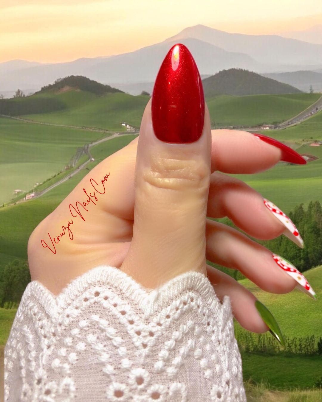 Press-on nails Festiva – un mélange raffiné entre l’Italie et l’esprit de Noël.
Rouge profond, vert scintillant et touches dorées pour un look festif, élégant et ultra-féminin.